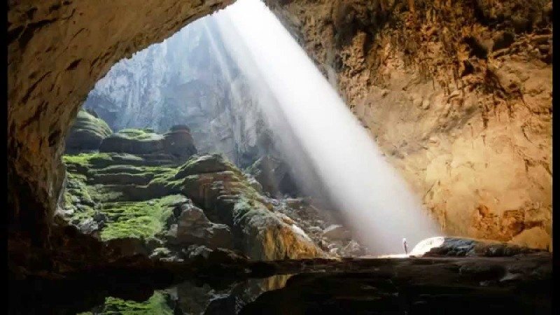 Hang Sơn Đoòng, nơi hang Trạ Ang thu nguồn nước về. Đây là hang có hệ thống sông ngầm trong xanh, mát lạnh chảy phía trong, hệ thống thạch nhũ còn nguyên sơ... (Ảnh: Công ty Oxalis)